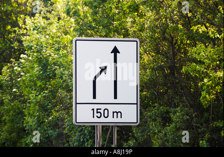 Deutsche Autobahn Verkehrszeichen Warnung der Fahrspuren vor Verschmelzung Stockfoto