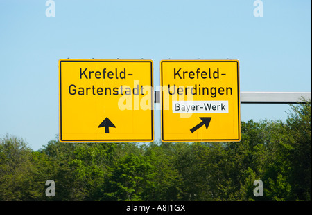 Deutschen lokalen Straßen Autobahn Overhead Wegweiser Deutschland Europa Stockfoto