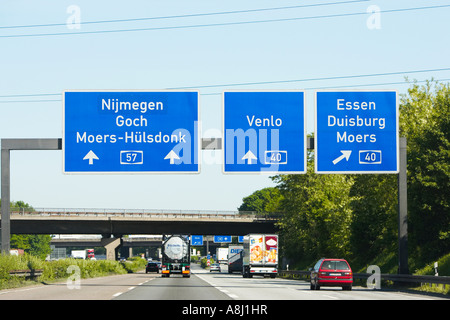 Auto und Verkehr fahren Sie in Richtung der Niederlande auf einer deutschen Autobahn Autobahn mit obenliegenden Gantry-Zeichen, Europa Stockfoto
