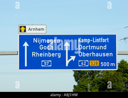 Deutsche Autobahn Overhead Wegweiser nahe der holländischen Grenze Stockfoto