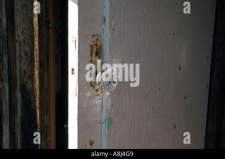 Abgenutzte Tür zu öffnen verlassene Hütte in British Columbia Kanada Stockfoto
