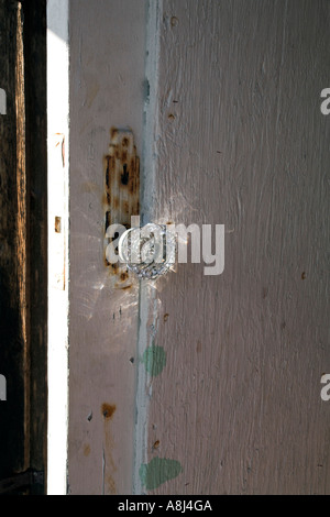 Abgenutzte Tür zu öffnen verlassene Hütte in British Columbia Kanada Stockfoto