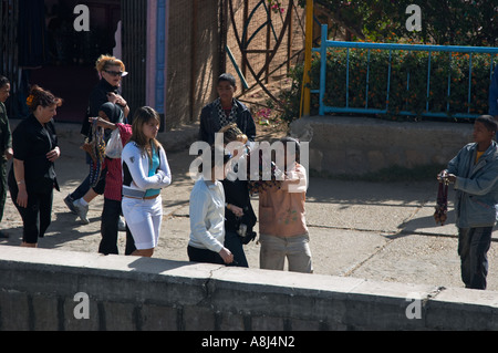 Ägyptische Händler an den Ufern des Nils mit Touristen, Ägypten Stockfoto