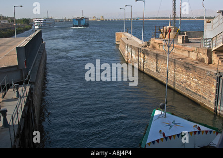 Kreuzfahrtschiff in der Esna-Schleuse auf dem Nil Stockfoto