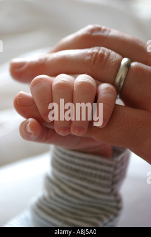 Baby-Holding Vater finger Stockfoto