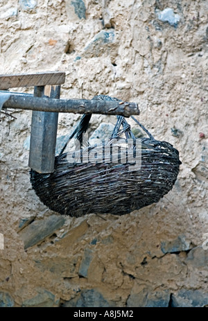 CHINA SIMATAI hausgemachte Korb hängen in den Hof eines kommunalen Bauernhauses, Ziegel Stockfoto