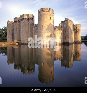 Mittelalterliche historische Bodium Wassergraben Englisch Burg & Reflexion in noch ruhigen Wasser des Grabens in der Nähe Robertsbridge in East Sussex England UK Stockfoto