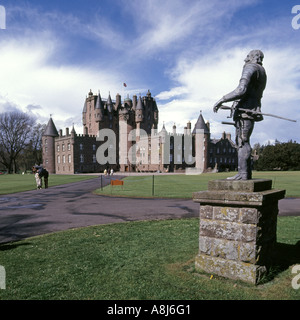 Führende Statue von König Karl I. vor historischen Scottish Glamis Castle ein denkmalgeschütztes Gebäude Hauptfassade Glamis Angus Schottland Großbritannien Stockfoto