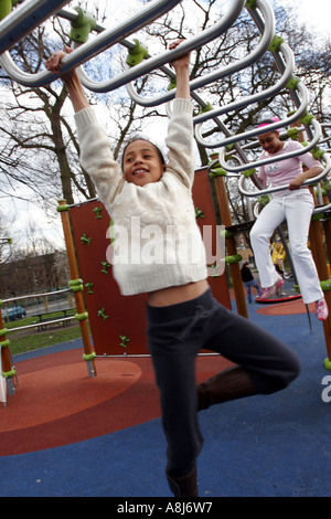 VEREINIGTES KÖNIGREICH WESTLONDON ACTON KINDER AUF SPIELPLATZ Stockfoto