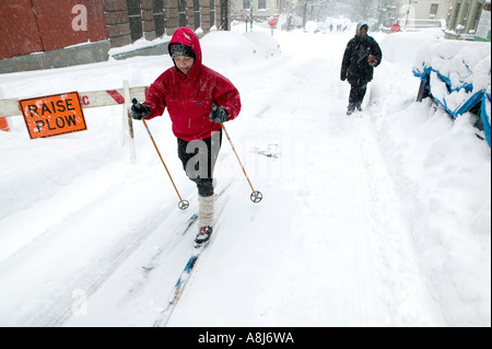 Eine weibliche cross Country Ski in Harlem während eines Schneesturms in New York City USA Februar 2006 Stockfoto