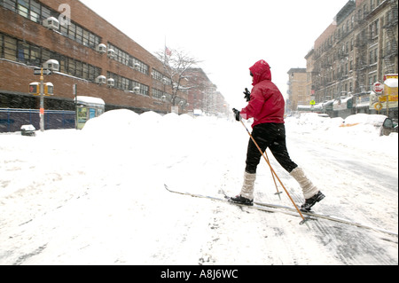 Eine weibliche cross Country Ski in Harlem während eines Schneesturms in New York City USA Februar 2006 Stockfoto