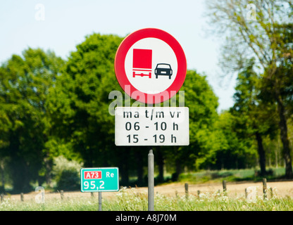 Holland Autobahn Zeichen einschränken LKW überholen oder verschieben Gasse zwischen bestimmten Zeiten, Europa Stockfoto