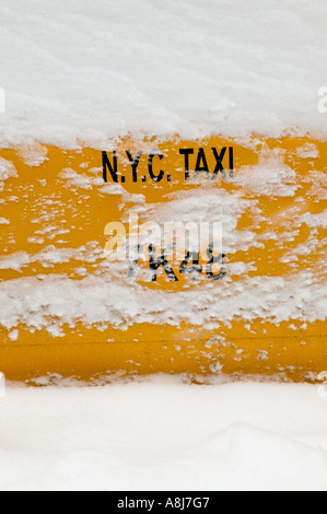Ein yellow Cab ist auf einer schneebedeckten Straße in Harlem nach einem Schneesturm in New York City USA Februar 2006 abgestellt. Stockfoto