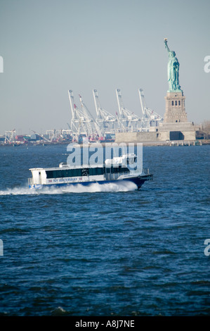 Blick auf New York City Hafen die Statue of Liberty Jersey Hafen USA Feb 2006 Stockfoto