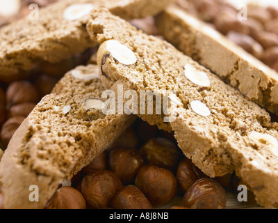 Haselnuss Biscotti Biskuit in Haufen auf ganze geschälte Haselnüsse hautnah Stockfoto