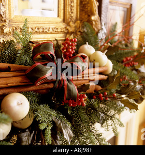 Weihnachtsdekoration-Kamin mit Zimt, Tanne und Kerzen Stockfoto