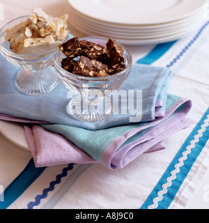 Schokolade Nougat in Glasschalen Stockfoto
