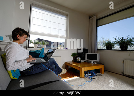 Arbeiten von Zuhause für ihre Arbeit mit Internet-Zugang an einem schönen Tag, spät am Wochenende zu arbeiten Stockfoto