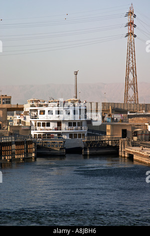 Kreuzfahrtschiff in der Esna-Schleuse auf dem Nil Stockfoto