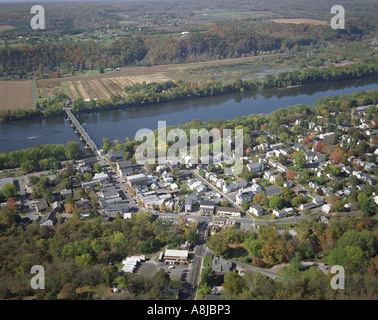 Luftaufnahme von Frenchtown, New Jersey, liegt am Delaware River. Stockfoto