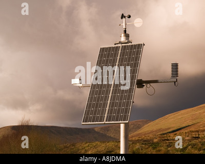 SOLAR POWERED Wetterstation bei Sonnenschein gegen eine graue Wolkenhimmel UK Stockfoto