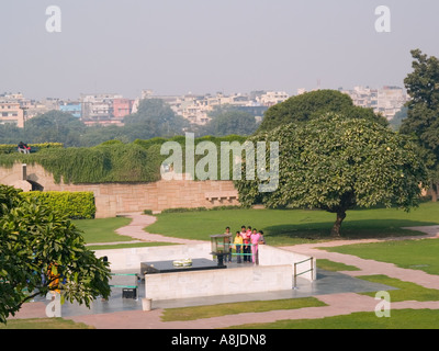 Raj Ghat Denkmal Mahatma Gandhi mit asiatischen Familien ihre Ehre erweisen. Alt-Delhi Indien Stockfoto