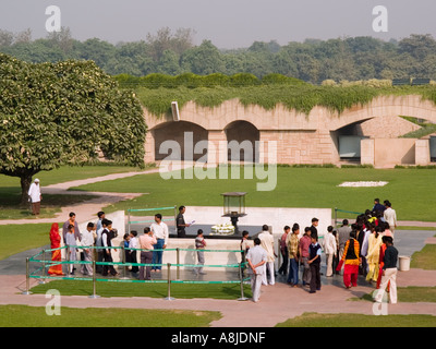 Raj Ghat Denkmal Mahatma Gandhi mit asiatischen Familien ihre Ehre erweisen. Alt-Delhi Indien Stockfoto