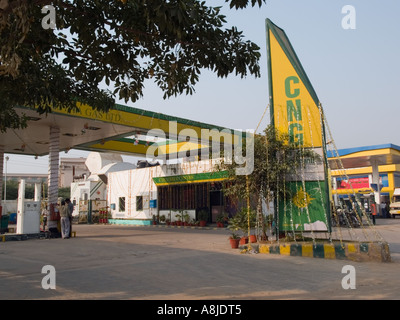 Verkauf von komprimiertem Erdgas CNG Tankstelle. Delhi Uttar Pradesh Indien Asien Stockfoto