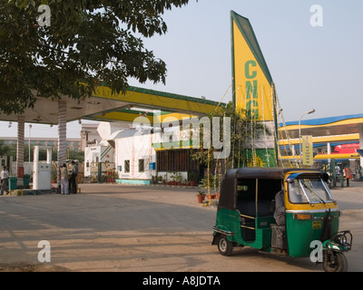 Verkauf von komprimiertem Erdgas CNG Tankstelle. Delhi Uttar Pradesh Indien Asien Stockfoto