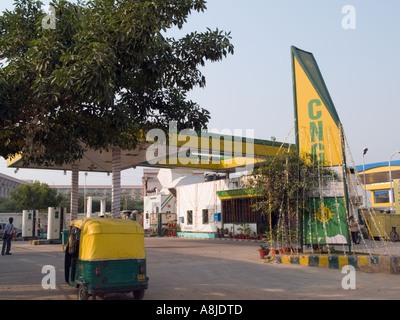 Tankstelle, Verkauf von komprimiertem Erdgas CNG von grünen und gelben Auto-Rikschas verwendet. Delhi Uttar Pradesh Indien Asien Stockfoto