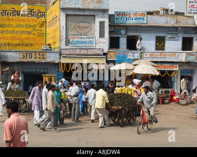 Straßenszene mit Geschäften und Markthändler aus Wagen zu verkaufen. Rajasthan Indien Stockfoto