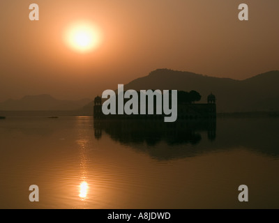 See Mansagar bei Sonnenaufgang mit Jal ^ Mahal und Aravali Bergkette, die Silhouette von goldenem Licht. Jaipur Rajasthan Indien Stockfoto