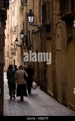 Menschen zu Fuß entlang dem alten jüdischen Viertel in Girona Spanien Stockfoto