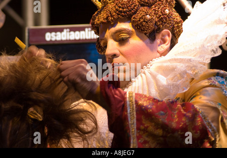 Friseur mit Kostüm geben einen Haarschnitt im Rahmen der Edinburgh Hogmanay Partei 2006 Stockfoto