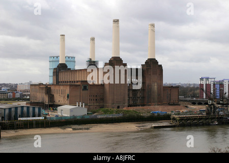 Battersea-Kraftwerk von einer benachbarten Hochhaus, London, UK, März 2006 gesehen. Stockfoto