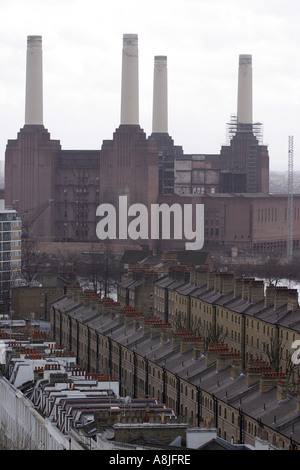 Battersea-Kraftwerk von einer benachbarten Hochhaus, London, UK, März 2006 gesehen. Stockfoto