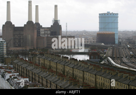 Battersea-Kraftwerk von einer benachbarten Hochhaus, London, UK, März 2006 gesehen. Stockfoto