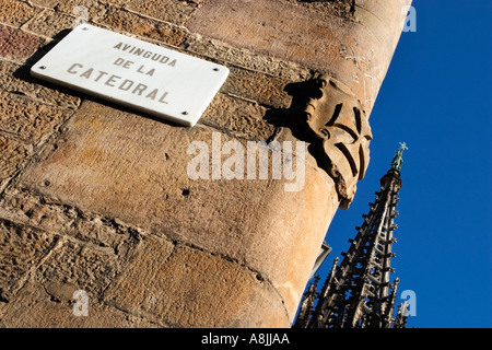 Avinguda del la Catedral und der Turm der Kathedrale in Barcelona Spanien Stockfoto