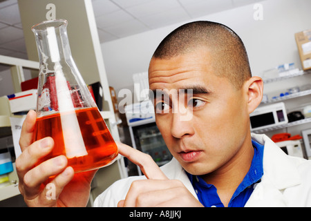 Nahaufnahme von einem männlichen Apotheker Blick auf einem konischen Kolben Stockfoto