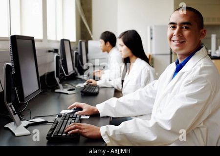 Porträt eines männlichen Apothekers mithilfe eines Computers Stockfoto