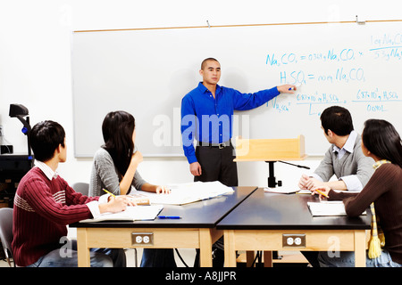 Professor lehrt seine Schüler in einem Klassenzimmer Stockfoto