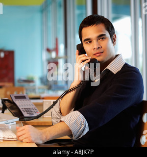 Seitenansicht eines Geschäftsmannes telefonieren im Büro Stockfoto