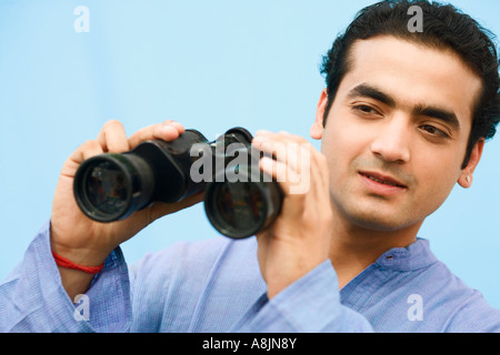 Nahaufnahme eines jungen Mannes mit Fernglas Stockfoto