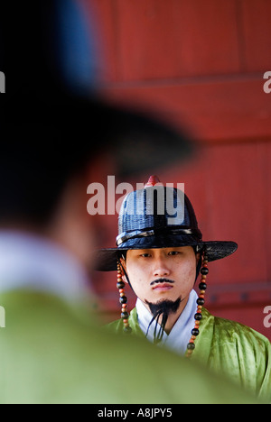 Detail der zeremoniellen Wachen in traditioneller Uniform im Gyeongbokgung Royal Palace Seoul Südkorea Stockfoto