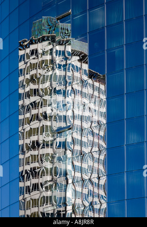 Electra Bau der ersten modernen Wolkenkratzer in Vancouver spiegelt sich in Glaswand Kanada Stockfoto