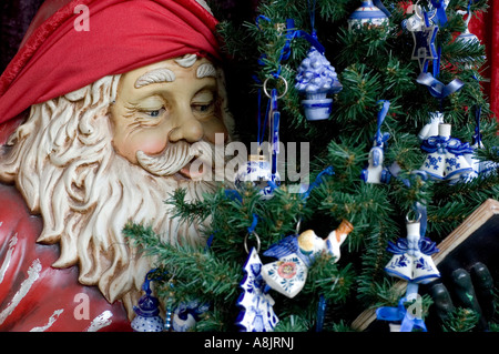 Weihnachtsschmuck im alle ganzjährig Shop in Amsterdam Singel Blumenmarkt. Stockfoto