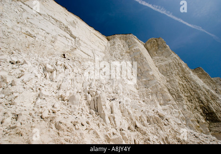 Blick von den Klippen am Birling Gap in East Sussex, England nach einem letzten Felsen nach oben fallen. Stockfoto