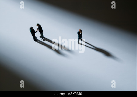 Modelle von Geschäftsleuten in Gruppe von oben gesehen Stockfoto