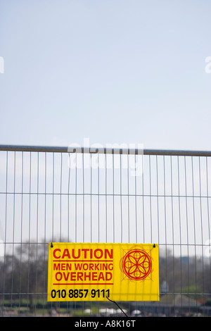 Vorsicht Schild am Drahtzaun auf Website UK London Stockfoto