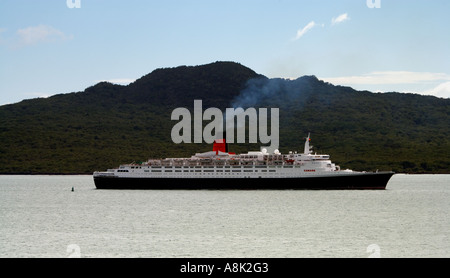 Königin Elizabeth II Kreuzfahrtschiff vorbei Rangitoto Island Auckland New Zealand Stockfoto